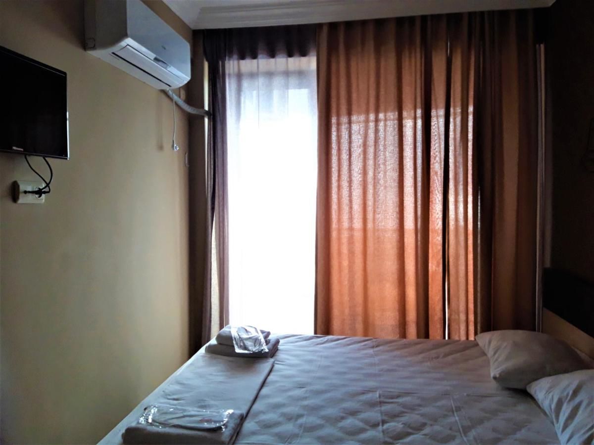 Отель Lux Apartment in The Mgzavrebi Hotel Гонио-33